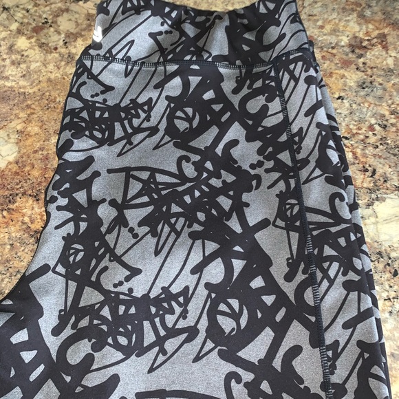 Capri’s - Picture 3 of 4